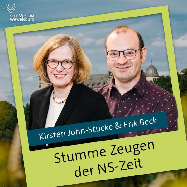 Das Coverbild des Wewelsburgpodcasts. Der Titel lautet "Stumme Zeugen der NS-Zeit" Die Sprecher sind Kirsten John-Stucke und Erik Beck